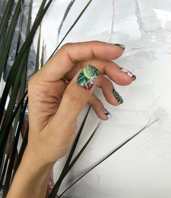 маникюр с листа на къси нокти