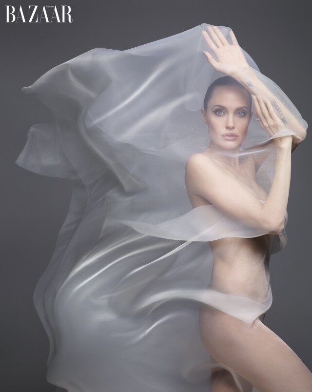 Анджелина Джоли гола