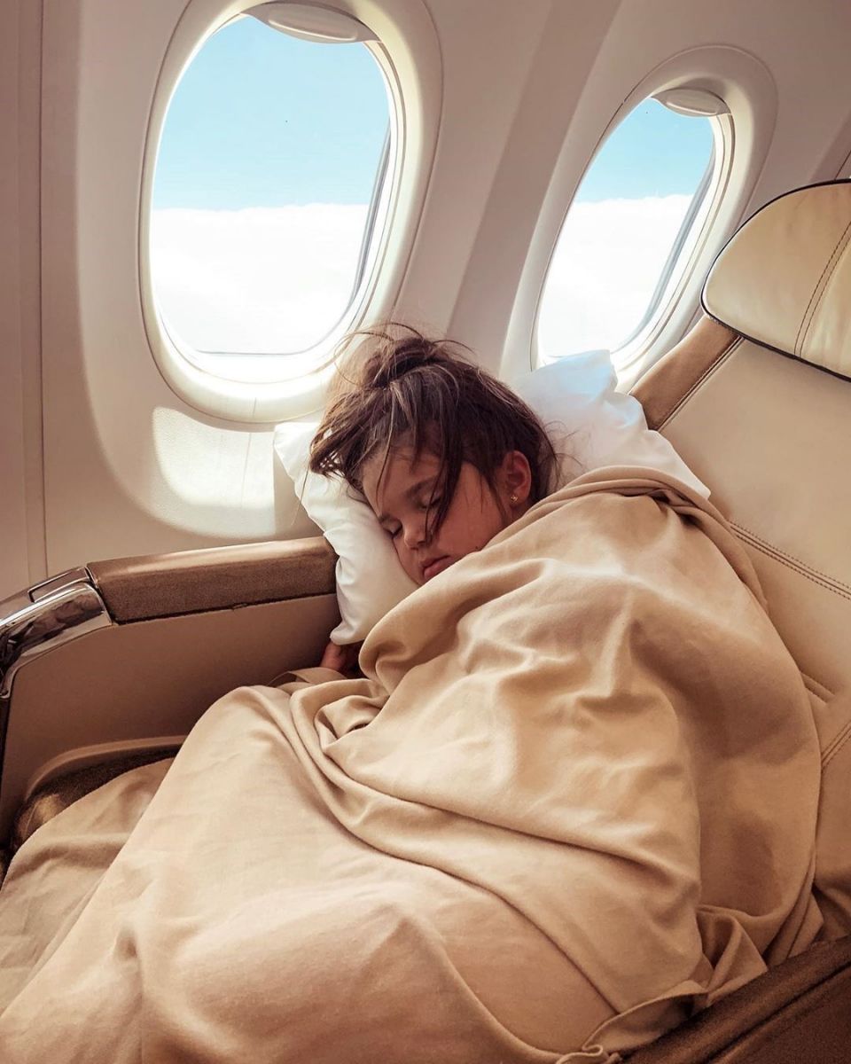 дете спи в самолета