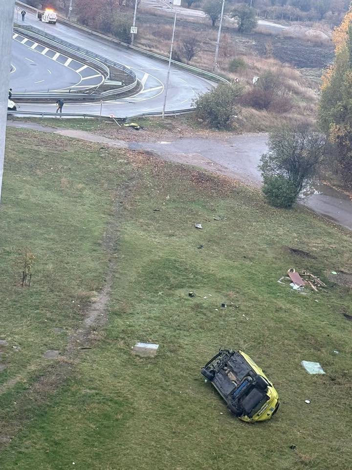 такси излетя от мост