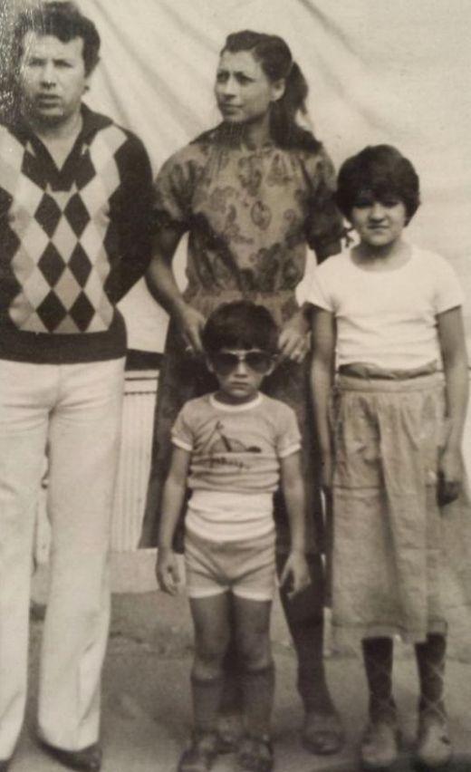 Азис със семейството си