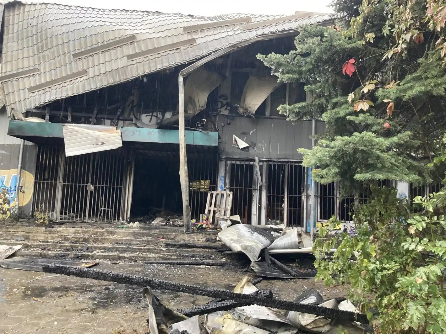 сграда след пожар