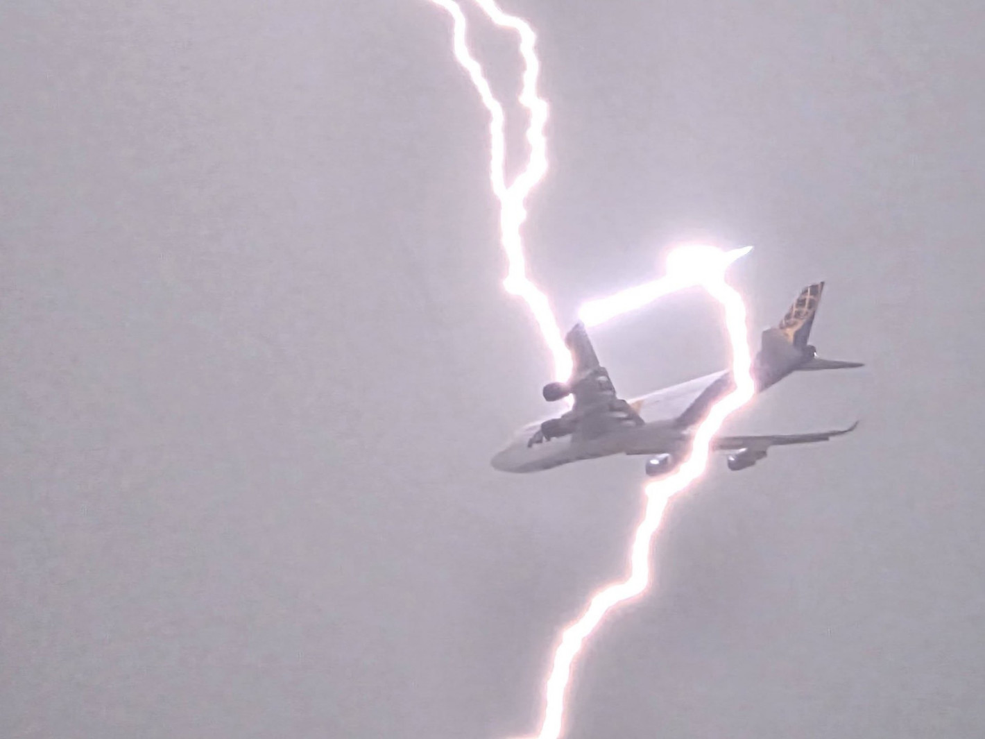 самолет мълния