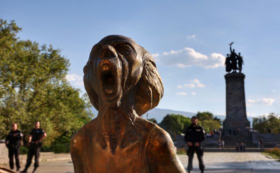 скулптура Викът на украинската майка