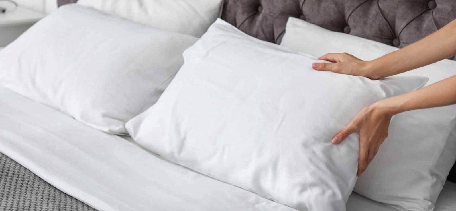 чисти бели възглавници