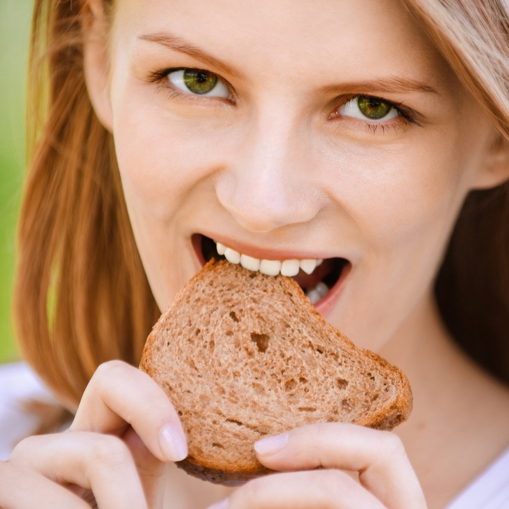 Жена яде хляб