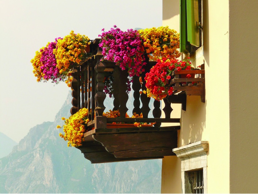 романтичен цветен балкон