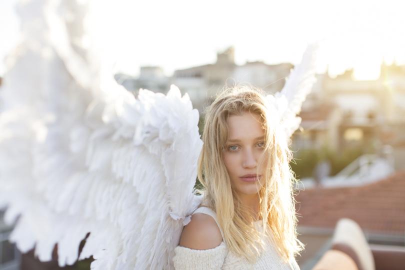 момиче ангелски криле