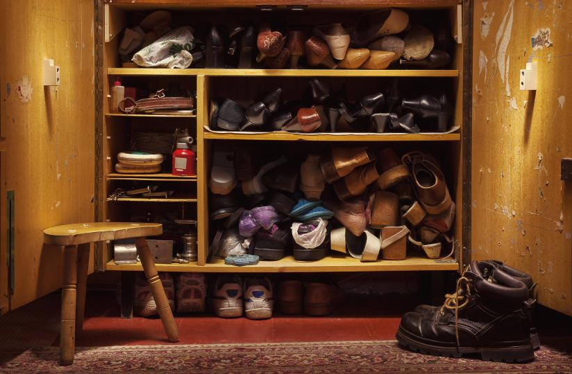 шкаф стари обувки