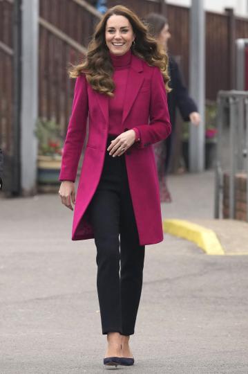 Кейт Мидълтън пурпурно палто