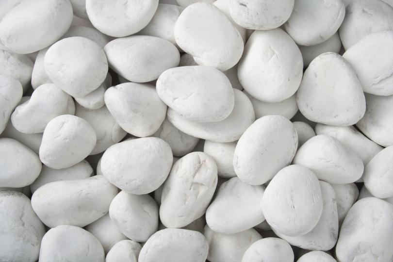 бели камъчета