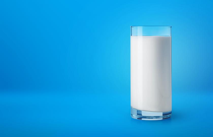 прясно мляко в чаша