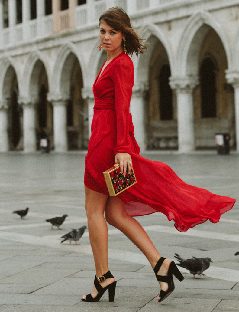 ефирна червена рокля