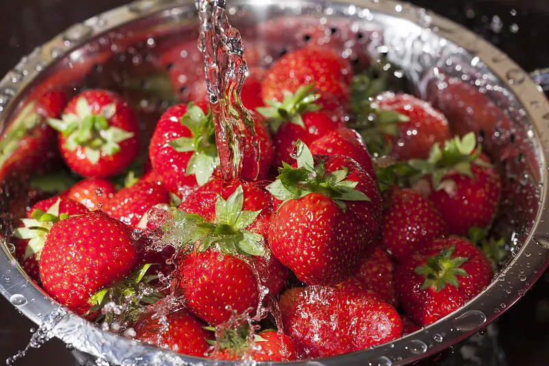 измиване ягоди