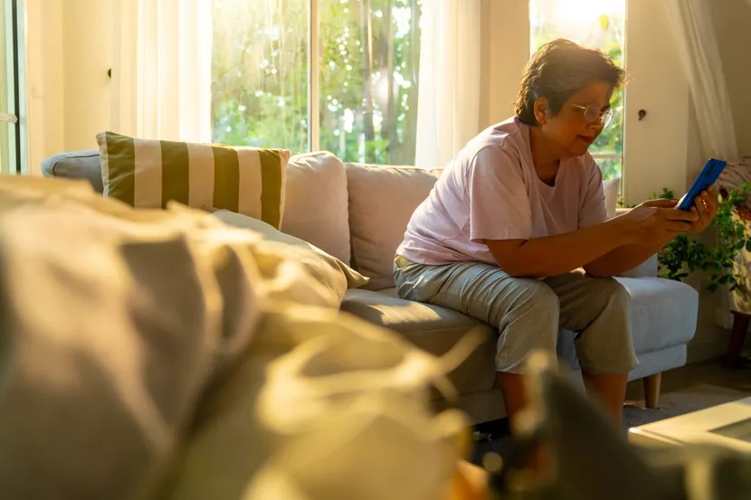 възрастна жена с телефон