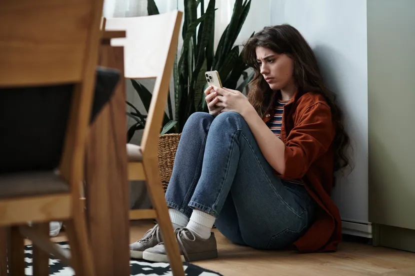 жена с телефон