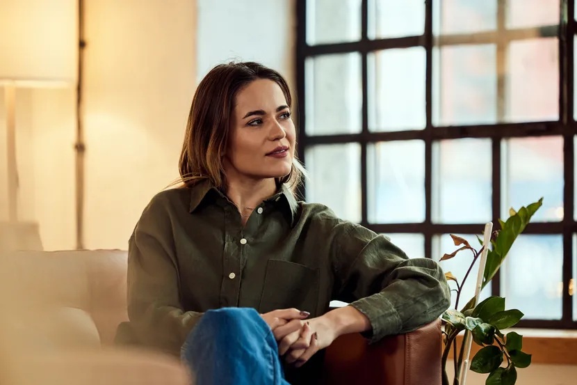 замислена жена