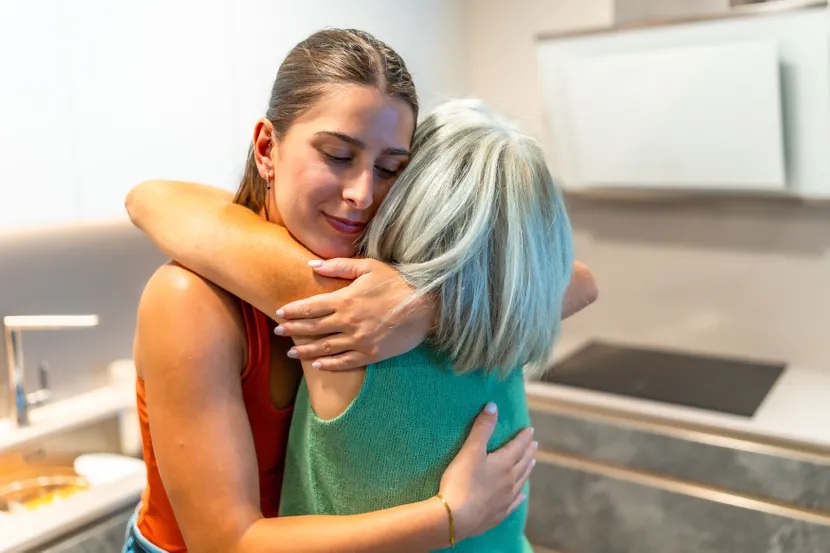 прегръдка майка дъщеря