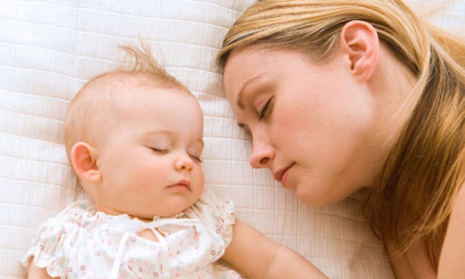 бебето трябва да спи при майка си