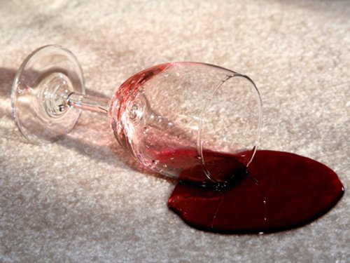 петно от червено вино на килима