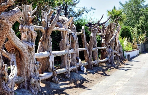 ограда от натурално дърво