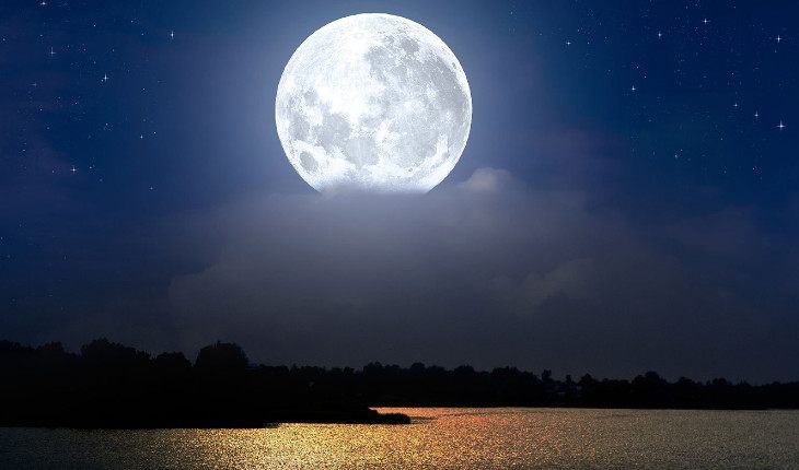 мистична луна