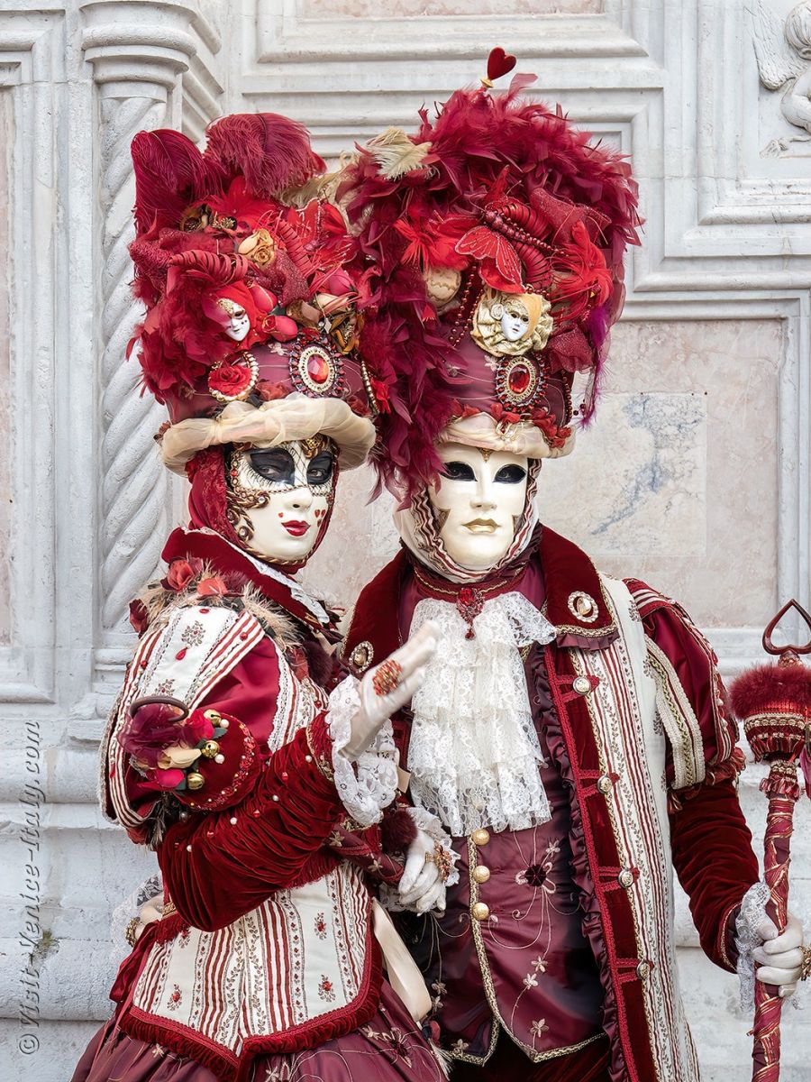 червен костюм Венеция