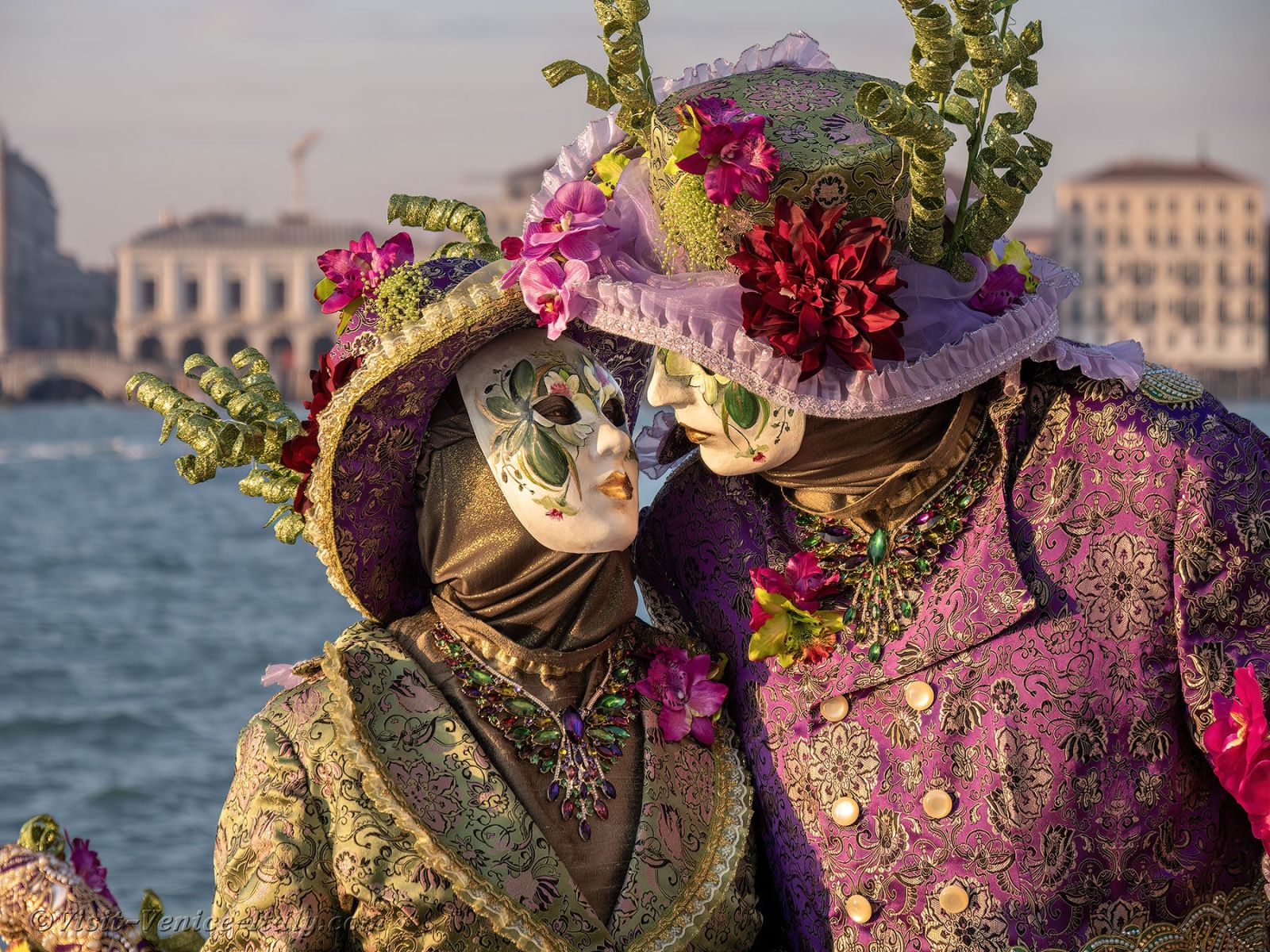 венециански костюм цветя