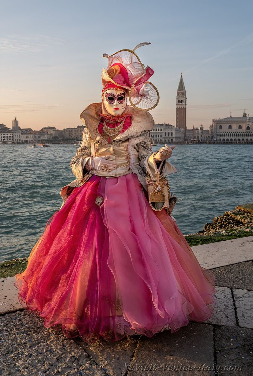 костюм розово и златно Венеция