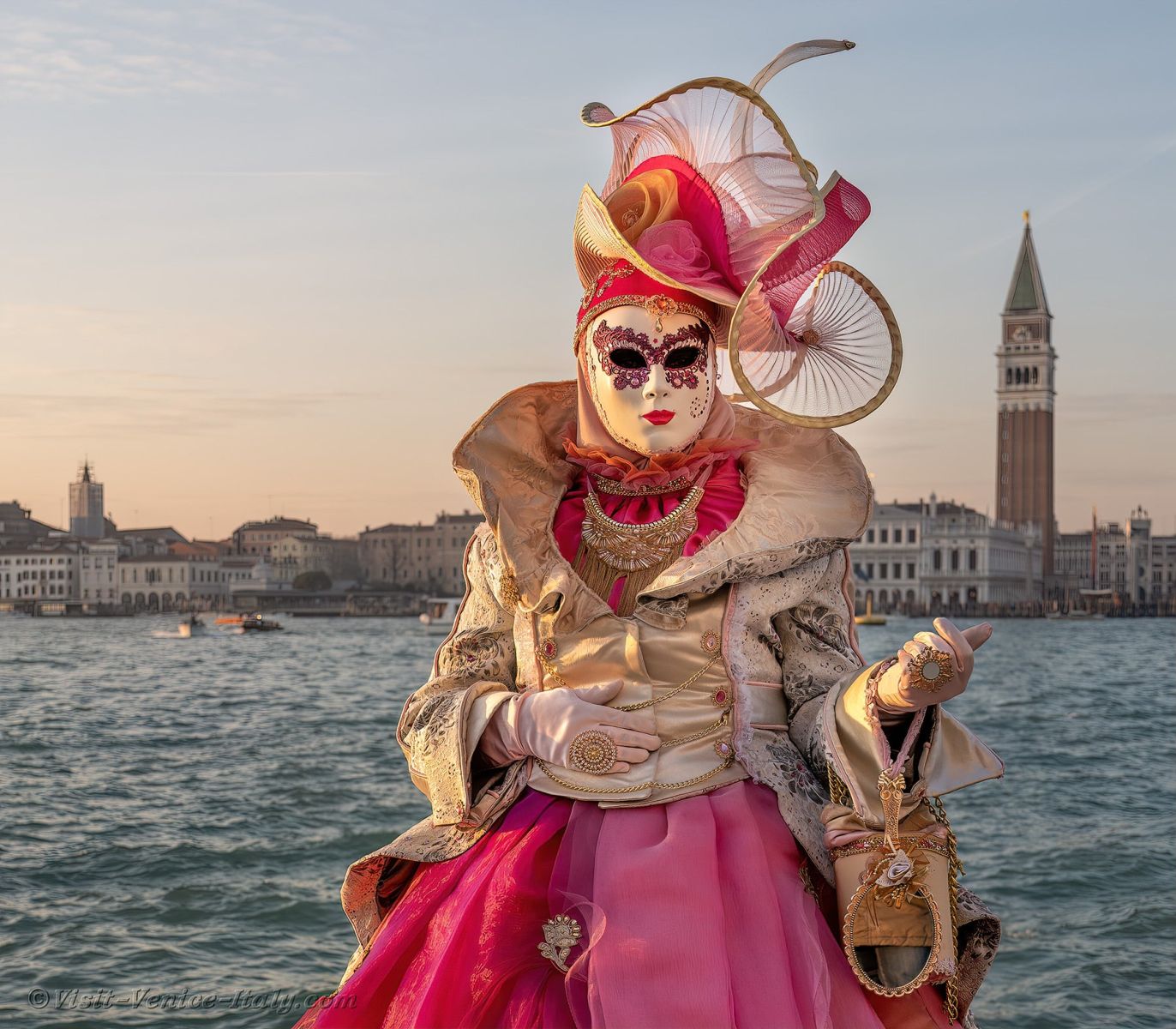 красив венециански костюм