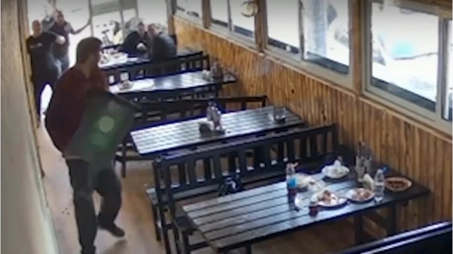 мъж вилня в ресторант