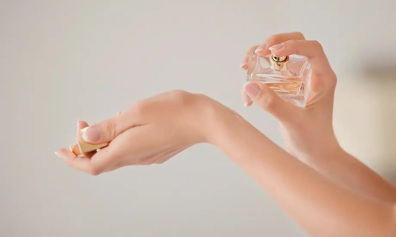 парфюм на дланта