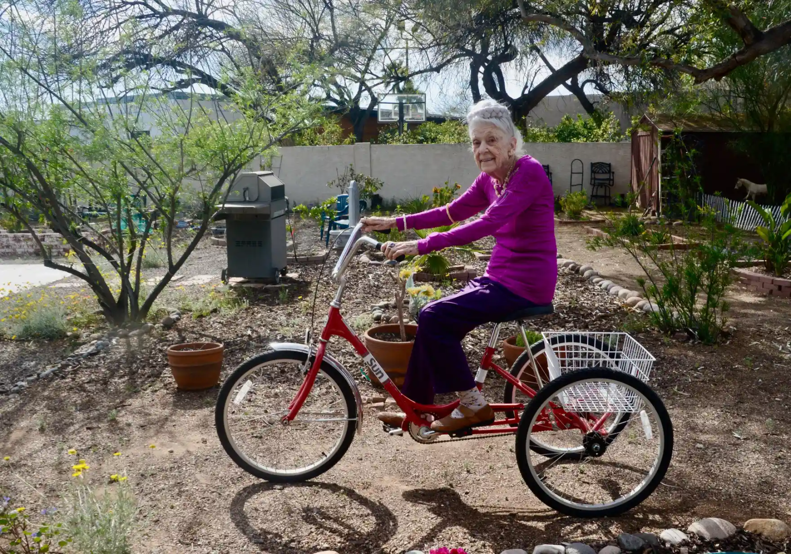 възрастна жена на колело