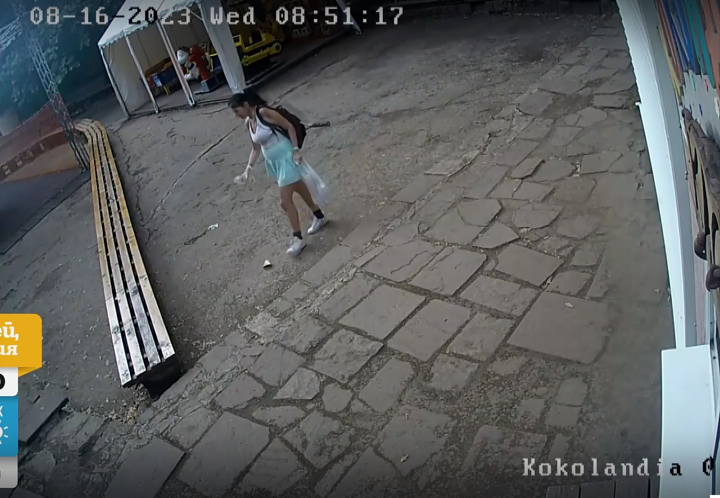 Дъното! Млада жена заля с урина пейките и катерушките в популярен ...