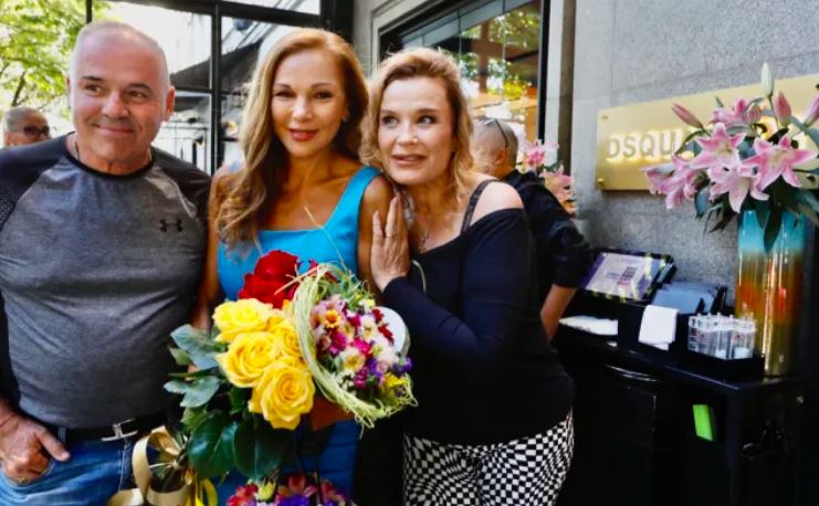 Юлияна Дончева скоро става на 60 и продължава да изглежда перфектно ...